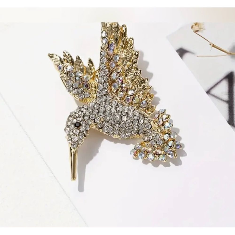 💕 Betsey Johnson crystal embellished darling hummingbird brooch 💕
